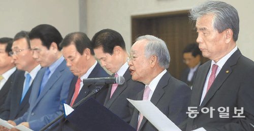 손경식 대한상공회의소 회장(오른쪽에서 두 번째)을 비롯한 전국 상의 회장들이 22일 광주상의에서 회장단 회의를 한 뒤 공동발표문을 낭독하고 있다. 광주=박영철 기자 skyblue@donga.com