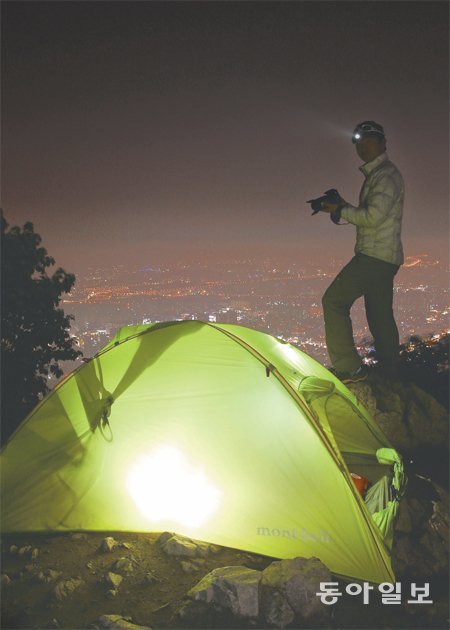 19일 밤 12시, 인천 계양구 계양산 정상에서 이동욱 씨가 자신의 1인용 텐트를 펼치고 비바크를 즐기고 있다. 그는 비바크를 ‘산을 오르는 것이 아닌 자연과 일체가 되는 것’이라고 설명했다. 인천=신원건 기자 laputa@donga.com