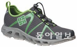 ‘파워드레인 쿨’은 옴니프리즈 제로 소재를 발등을 덮는 부분에 적용해 시원한 착용감을 살렸다. 배수가 잘 되게 만든 수륙양용 워터슈즈다. 13만8000원.