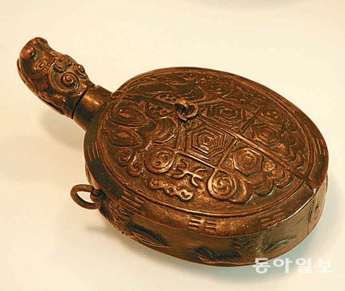 귀약통(龜藥桶)은 조선시대 조총의 점화용 화약을 보관했던 거북이 모양의 화약통이다. 거북이 머리의 뚜껑을 이용해 화약의 양을 측정했다.