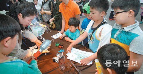 지난해 해운대 APEC 나루공원에서 열린 ‘환경아 놀자’ 행사에 어린이들이 참여해 체험행사를 즐기고 있다. 올해 행사는 북구 화명생태공원에서 열린다. 부산환경공단 제공