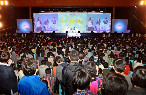 치열한 신작 경쟁 속에서 10년 이상 서비스를 하며 건재함을 과시하고 있는 게임들이 늘고 있다. 최근 서울 삼성동 코엑스에서 열린 ‘메이플스토리’ 10주년 행사에는 6000여명의 유저가 운집해 눈길을 모았다. 사진제공｜넥슨