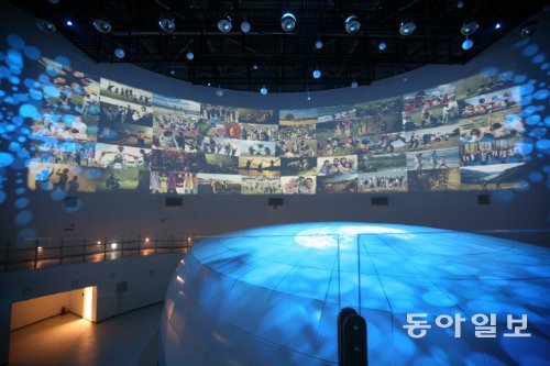 국립과천과학관에 문을 연 ‘스페이스월드’의 우주기지에서는 32m 대형 화면을 통해 외계행성에서 전해온 가상의 메시지를 확인할 수 있다. 국립과천과학관 제공