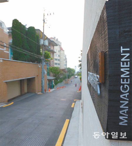 긴장감 흐르는 李회장 일가 빌라 검찰이 본격적인 수사에 나선 지 이틀이 지난 23일 서울 중구 장충동 
CJ경영연구소(오른쪽)와 이재현 CJ그룹 회장, 이 회장의 누나인 이미경 CJ E&M 총괄부회장이 각각 거주하는 
빌라(왼쪽)에는 온종일 긴장감이 흘렀다. CJ경영연구소는 지상 5층, 지하 6층 규모로 이 회장이 집무실로 사용해 온 곳이다. 이
 회장 남매의 빌라와 이 연구소는 불과 10m 거리다. 원대연 기자 yeon72@donga.com