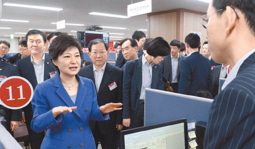 박근혜 대통령이 23일 서울 강남구 역삼동 국민행복기금 본사를 찾아 채무조정 상담을 담당하는 직원과 대화하고 있다. 박 대통령은 이 자리에서 “(연체자의) 채무조정이 단순히 채무상담이 아니라 자활과 재기로 이어져야 한다”며 “관계부처가 협력해 효과적인 취업 지원 대책을 마련해야 한다”고 주문했다. 청와대사진기자단