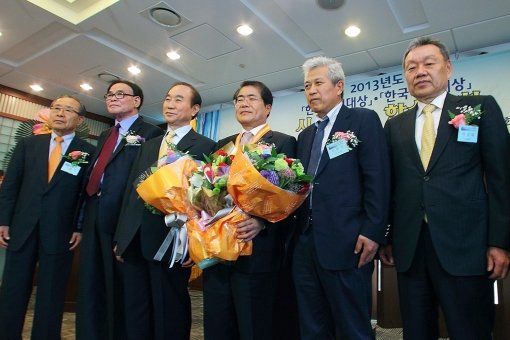 장태평 한국마사회 회장(오른쪽에서 세 번째)이 24일 서울 태평로 프레스센터에서 한국전문경영인학회로부터 ‘한국CEO대상’을 수상한 후 학회 관계자들과 기념 촬영을 하고 있다. 사진 제공｜한국마사회