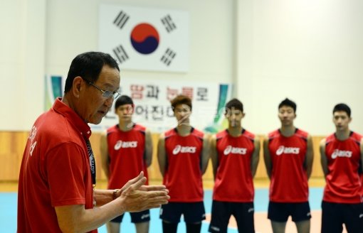 월드리그를 앞두고 박기원 남자배구대표팀 감독(맨 왼쪽)은 ‘스피드 배구’를 구사하겠다는 포부를 드러냈다. 박 감독이 진천 국가대표선수촌에서 선수들에게 지시를 내리고 있다. 진천｜김민성 기자 marieboy@donga.com 트위터@bluemarine007