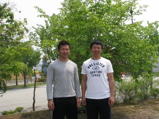 표정까지 닮은 쌍둥이 경륜선수 공민규(왼쪽)와 공민우. 둘은 어머니의 뱃속에 함께 잉태된 이후 30년이 넘는 시간 동안 같은 길을 가고 있다. 사진 제공｜경륜위너스