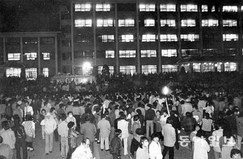 1987년 12월 16일 오전 구로구청에서 밖으로 옮기려던 부재자투표함이 야당 당원들에게 발견된 뒤 이날 밤 야당 당원과 시민들이 몰려와 항의하고 있다. 동아일보DB