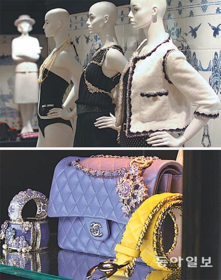 샤넬이 한국지사 설립 20년째인 2011년 아시아 지역 기자들을 서울에 초청해 연 패션행사 때 전시한 주요 제품들. 샤넬코리아 제공