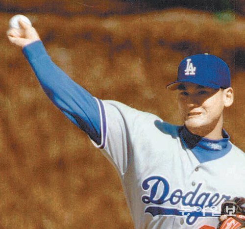 LA 다저스의 ‘코리안 특급’ 박찬호가 풀타임 메이저리거 첫해였던 1996년 4월 7일 시카고 방문경기에 구원 등판해 4번 타자 새미 소사에게 시속 154km 강속구를 뿌리고 있다. 동아일보DB