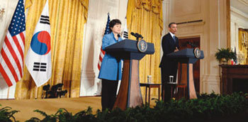 5월 7일 오후(현지시간) 박근혜 대통령과 버락 오바마 미국 대통령이 첫 정상회담 후 백악관 기자회견장에서 기자들의 질문에 답하고 있다.