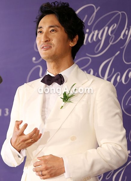 배우 신현준이 품절남 대열에 합류했다. 신현준은 26일 오후 서울 용산구 한남동 그랜드하얏트호텔에서 기자회견을 열고 한 여자의 남자가 됐음을 알렸다. 동아닷컴 국경원 기자 onecut@donga.com