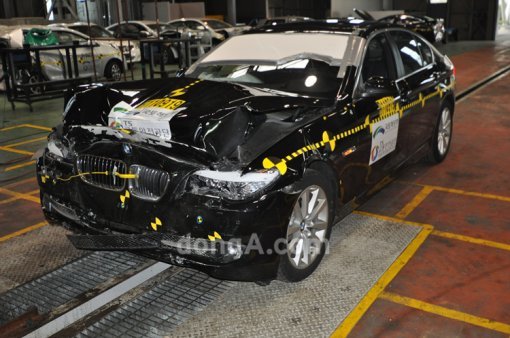 BMW 5시리즈가 지난 2009년 교통안전공단이 실시한 신차안전도평가를 마친 모습. 교통안전공단 제공