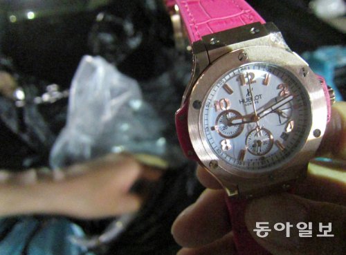 서울 동대문시장에서 12만∼15만 원에 판매되고 있는 해외 유명 브랜드 짝퉁 시계. 양회성 기자 yohan@donga.com