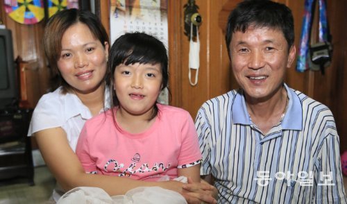 박지영 씨(왼쪽)는 병든 시부모와 장애가 있는 남편을 불평 한마디 없이 부양했다. 박 씨가 남편, 딸과 행복한 미소를 짓고 있다. 익산=박영철 기자 skyblue@donga.com