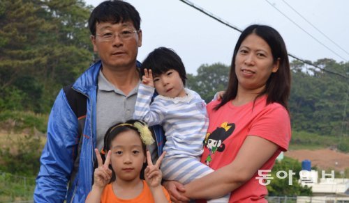 필리핀에서 시집온 조야쥬디 씨(오른쪽)가 모처럼 남편 박용이 씨, 딸 둘과 집 근처로 나들이를 나왔다. 통영시다문화가족지원센터 제공
