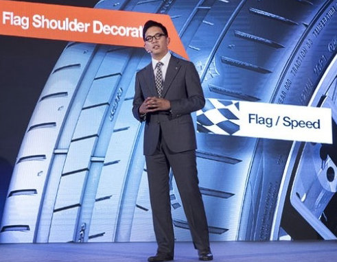 금호타이어 박세창 영업총괄부사장이 25일 중국 상하이에서 열린 신제품 론칭행사에서 ‘엑스타 PS91’을 소개하고 있다. 사진제공｜금호타이어