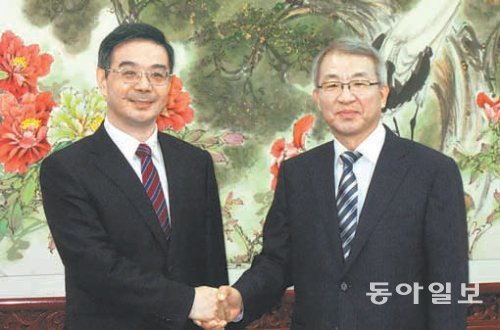 양승태 대법원장(오른쪽)이 21일 중국 최고인민법원을 방문해 저우창 최고인민법원장과 회담에 앞서 기념촬영을 하고 있다. 대법원 제공