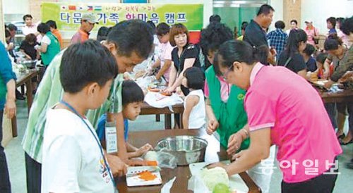 다문화가족들이 한국 음식 만드는 법을 배우고 있다. 전남도는 테마별 한국 음식 요리법을 온라인으로 제공하는 등 다문화가정의 후원자 역할을 하고 있다. 전남도 제공