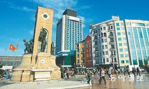 엑스포 길놀이 퍼레이드가 펼쳐질 이스탄불 최대 번화가 탁심광장. 1928년 건립된 터키공화국 기념비를 중심으로 관광과 교통, 문화의 중심지로 부상하고 있다.