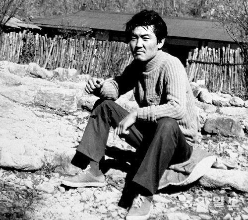 1970년 5월 ‘오적 필화 사건’으로 구속된 김지하는 1972년 4월 또다시 ‘비어 필화 사건’으로 수배된다. 사진은 수배 중에 1972년 설악산에서 친구가 찍은 것. 초췌한 모습이다. 김지하 제공