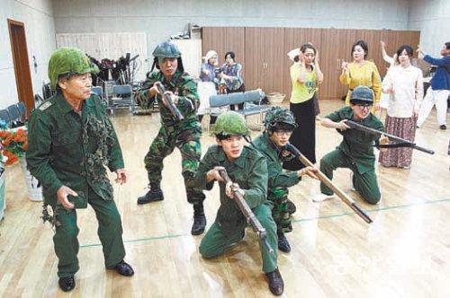 28일 대구 수성아트피아 공연 연습실에서 배우들이 악극 ‘비 내리는 고모령’ 막바지 연습에 열중하고 있다. 수성아트피아 제공