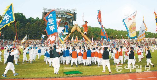 경북 안동시민들이 전국생활체육대축전 기간에 시민운동장에서 차전놀이를 하고 있다. 안동차전놀이는 하회탈춤과 함께 안동을 대표하는 민속놀이다. 안동시 제공