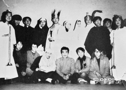 김지하(앞줄 가운데 앉은 사람)는 1972년 비어 필화사건으로 마산요양원에 강제연금되었을 당시에도 성당에서 연극을 올리는 등 문화운동을 멈추지 않았다. 사진은 공연이 끝난 어느 날 찍은 것. 김지하 제공