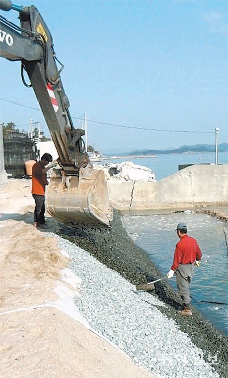 2011년 12월 전남 진도군 고군면 가계리 해안에 폴리우레탄 소재 방파제인 ‘엘라스토코스트’를 시공하는 모습. 기존 지형에 폴리우레탄 접착제를 부어 만드는 엘라스토코스트는 하루면 시공을 끝낼 수 있다. 한국바스프 제공