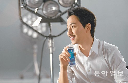 배우 겸 감독 김남길 씨가 ‘갤럭시 S4’를 들고 포즈를 취하고 있다. 삼성전자 제공