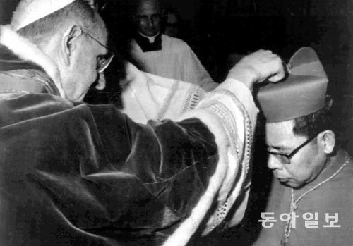 1969년 5월 30일 교황 바오로 6세에 의해 대한민국 최초의 추기경이 되는 김수환 추기경(오른쪽). 생전에 “교회의 담을 헐고 사회 속에 교회를 심어야 한다”며 말과 행동을 하나로 일치시키며 살아온 추기경은 억압된
시절 국민들의 마음을 어루만져 준 큰 어른이었다. 동아일보DB