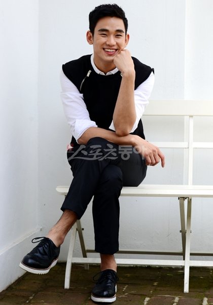 지난해 드라마 ‘해를 품은 달’로 인생이 바뀌고 그해 여름 1200만 관객을 모은 영화 ‘도둑들’에 출연하며 승승장구한 김수현이 첫 영화 주연작 ‘은밀하게 위대하게’를 내놓는다. “더 찍고 싶었다”고 아쉬워 했지만 “잘 됐으면 좋겠다”는 자신감 가득한 목소리로 스스로를 응원했다. 김민성 기자 marineboy@donga.com 트위터@bluemarine007