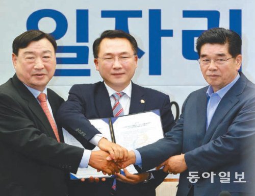 30일 오후 서울 중구 태평로1가 한국프레스센터에서 열린 ‘고용률 70% 달성을 위한 노사정 일자리협약’ 체결식에서 이희범 한국경영자총협회 회장, 방하남 고용노동부 장관, 문진국 한국노동조합총연맹 위원장(왼쪽부터)이 협약서에 서명한 뒤 기념촬영하고 있다. 홍진환 기자 jean@donga.com