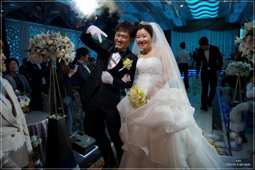 그룹 국카스텐의 멤버 전규호의 결혼 사진. 5월18일 열린 전규호의 결혼식 주례는 MBC 김영희 PD가 맡았다. 사진제공｜예당엔터테인먼트