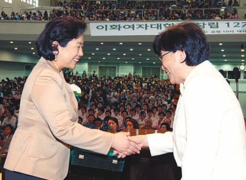 현정은 현대그룹 회장(왼쪽)이 31일 이화여대 대강당에서 이 대학 김선욱 총장으로부터 ‘자랑스러운 이화인’ 상을 받고 있다. 현대그룹 제공