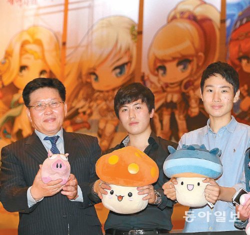 5월 19일 메이플스토리 10주년 기념 행사장에 참석한 권순국 씨(왼쪽)와 조카 장영재 씨(가운데), 아들 홍인 씨. 김재명 기자 base@donga.com