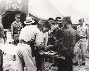 1953년 정전협정을 계기로 돌아온 국군포로를 반기는 모습.