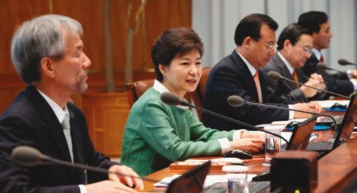 5월 13일 박근혜 대통령이 대통령수석비서관 회의에서 무거운 표정으로 발언하고 있다. 박 대통령은 이날 윤창중 성추문 사태와 관련해 사과했다.