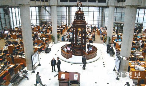 영국 런던 템스 강변에 위치한 로이즈 보험시장에서 브로커들이 영업을 하고 있다. 이곳은 해상 등 150여 개 보험 관련 회사가 밀집돼 있어 세계 최대의 보험시장으로 불린다. 최요순 우리투자증권 런던법인장 제공