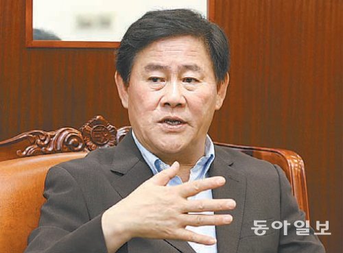 새누리당 최경환 원내대표가 2일 국회 원내대표실에서 가진 본보 인터뷰에서 “갑이 망하면 을도 존재할 수 없다”며 상생을 강조하고 있다. 양회성 기자 yohan@donga.com