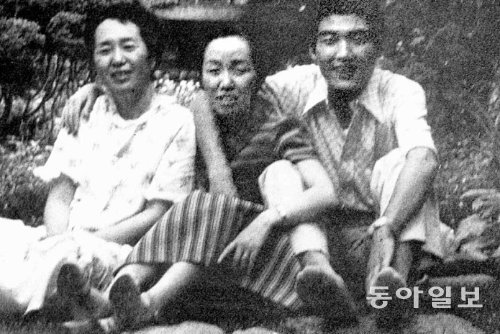 어머니와 딸과 사위, 70년대 정릉 집에서 찍은 것이다. 왼쪽부터 박경리, 김영주, 김지하. 동아일보DB