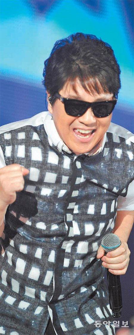 “헬로? 잘 있었죠?” 조용필의 무대 의상은 서태지를 연상시켰다. 왼쪽 다리에 은색 체인까지 늘어뜨렸다. 그의 공연에서 질주하는 듯한 속도감이 느껴졌다. 인사이트엔터테인먼트 제공