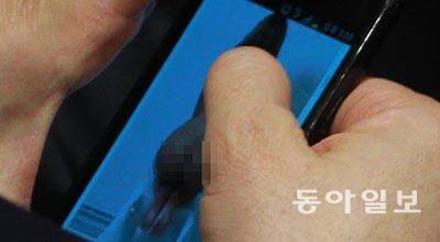 22일 심재철 새누리당 최고위원이 본회의 도중 여성의 나체 사진을 검색해 보는 장면. 민중의 소리 제공