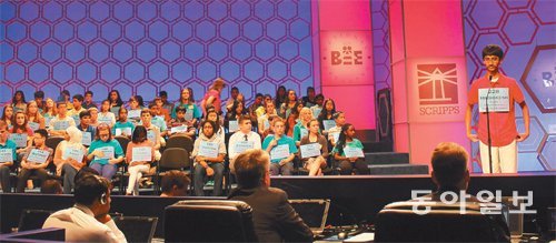 지난달 29일(현지 시간) ‘2013 스크립스 내셔널 스펠링 비(SNSB)’에 한국대표로 참가한 리시 군이 본선 3라운드에서 무대에 올라 말하기시험 문제를 풀고 있다. 윤선생 제공