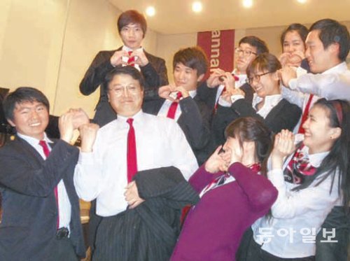 김성호 씨(앞줄 왼쪽에서 두 번째)가 자신이 1989년 창단한 한남대 찬양선교단인 ‘스데반’ 단원들과 함께 개교기념행사에 참석한 뒤 즐거운 한때를 보내고 있다. 한남대 제공