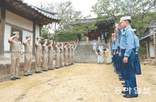 서애류성룡함 장병들이 지난달 31일 경북 안동 병산 서원에서 서애 류성룡을 생각하며 호국 의지를 다지고 있다. 안동시 제공