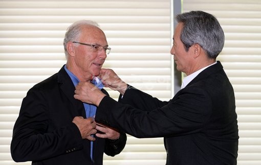 대한축구협회 정몽준 명예회장(오른쪽)이 독일 축구 ‘레전드’ 베켄바우어(왼쪽)의 옷매무새를 만져주고 있다. 이날 베켄바우어는 유소년 정책의 성공을 독일 축구 부활의 원동력으로 설명했다. 김종원 기자 won@donga.com 트위터 @beanjjun