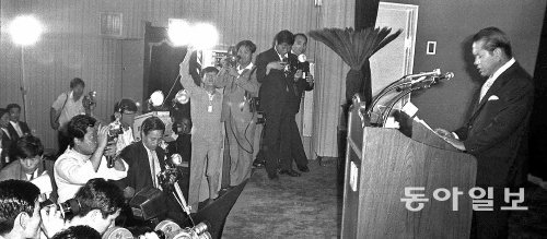 1972년 7월 4일 오전 “평양에 다녀왔다”고 폭탄선언을 하고 있는 이후락 정보부장(오른쪽). 동아일보DB