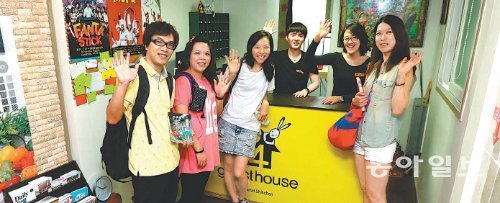 ‘24게스트하우스’ 신촌점에 묵고 있는 홍콩 관광객들. 게스트하우스도 프랜차이즈화하고 있다. 신원건 기자 laputa@donga.com